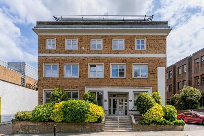 2 Bedroom Flat To Rent In Parkshot, Richmond, TW9