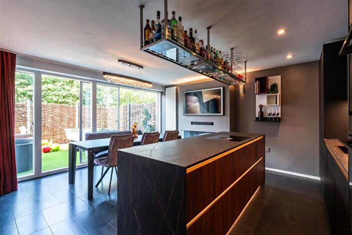 3 Bedroom Town House For Sale In Cemetery Road, Sheffield, S11