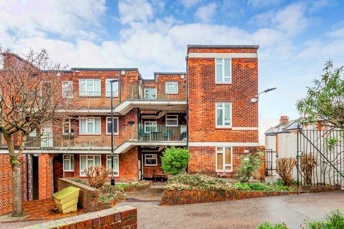 2 Bedroom Flat To Rent In St. James Lane, N10