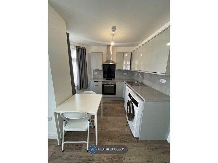 Studio To Rent In Grenoble Gardens, London, N13