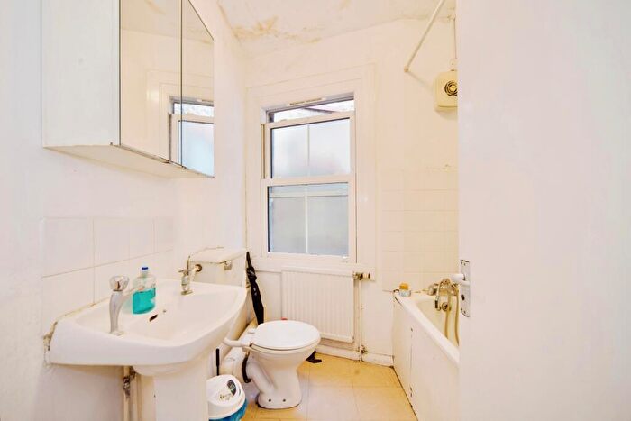 1 Bedroom Flat For Sale In Gladstone Avenue, London, N22
