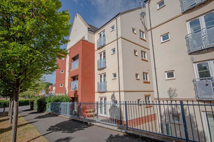 1 Bedroom Flat For Sale In Arnold Road, Mangotsfield, Bristol, BS16