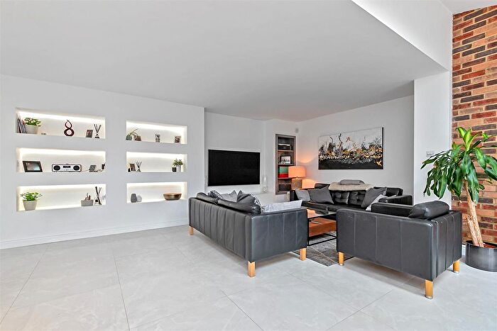 5 Bedroom Detached House For Sale In Toulmin Drive, St.Albans, AL3