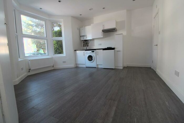 Studio To Rent In Blenheim Gardens, Wallington, SM6