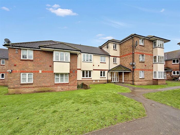 2 Bedroom Flat For Sale In Stirling Grove, Hounslow, TW3