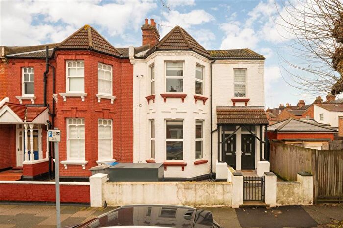 3 Bedroom Flat To Rent In Larch Road, Cricklewood, NW2