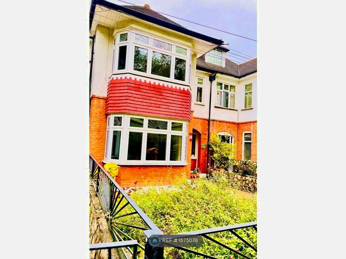 4 Bedroom Semi-Detached House To Rent In Mapperley Drive, Woodford Green, IG8