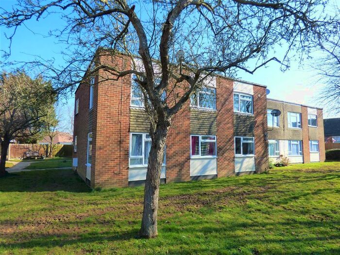 1 Bedroom Flat To Rent In Potters Mead, Wick, Littlehampton, BN17