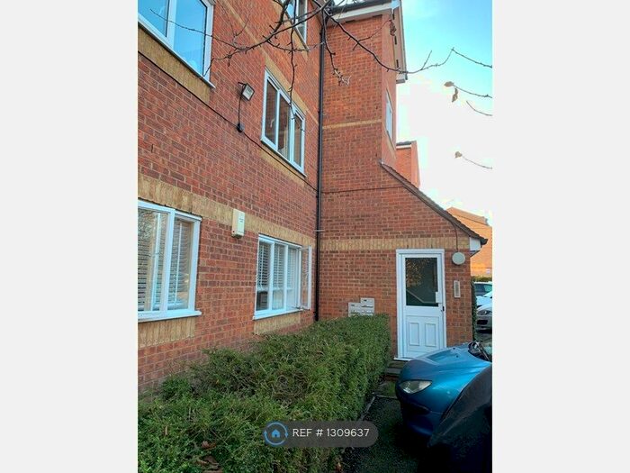 1 Bedroom Flat To Rent In Blackdown Close, London N2