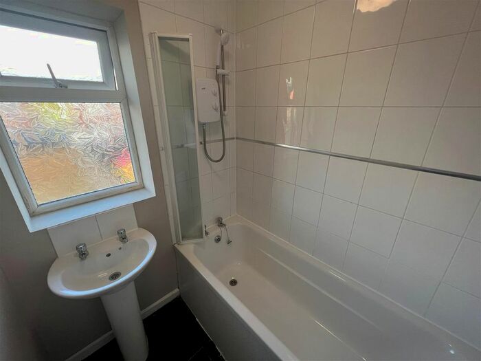 3 Bedroom Semi-Detached House To Rent In Th Avenue, Hull, HU6