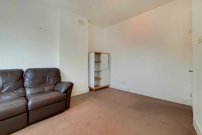 1 Bedroom Flat To Rent In Garratt Lane, Wandsworth, London, SW17