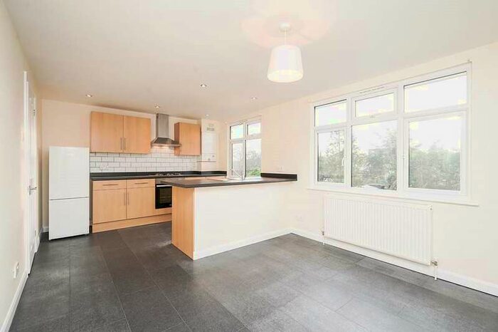 1 Bedroom Apartment To Rent In Edenfield Gardens, Worcester Park, Surrey, KT4