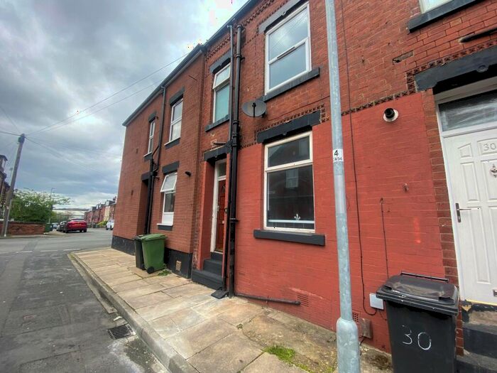 2 Bedroom House To Rent In Cleveleys Road, Leeds, LS11