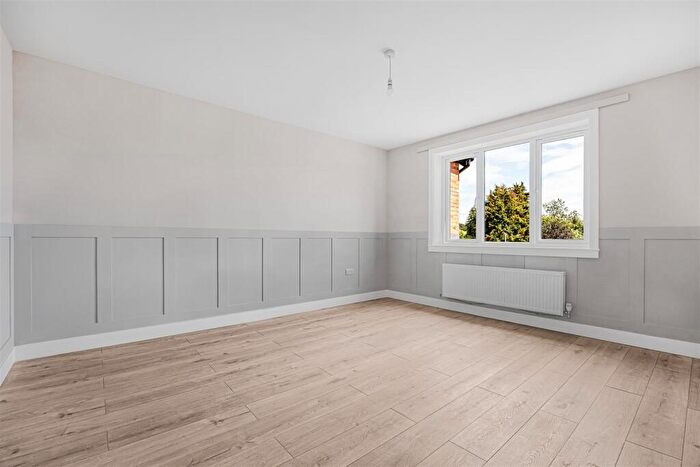 3 Bedroom Semi Detached House To Rent In Henley Road, Caverhsam, Reading, RG4