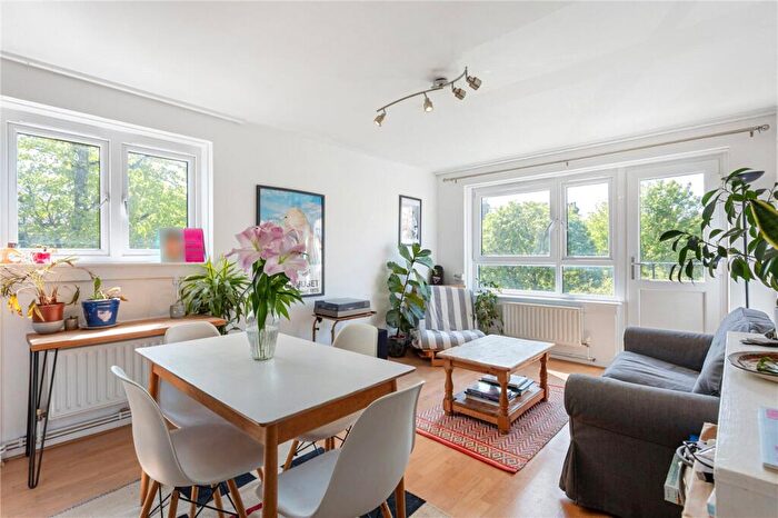 2 Bedroom Apartment For Sale In Queens Drive, London, N4