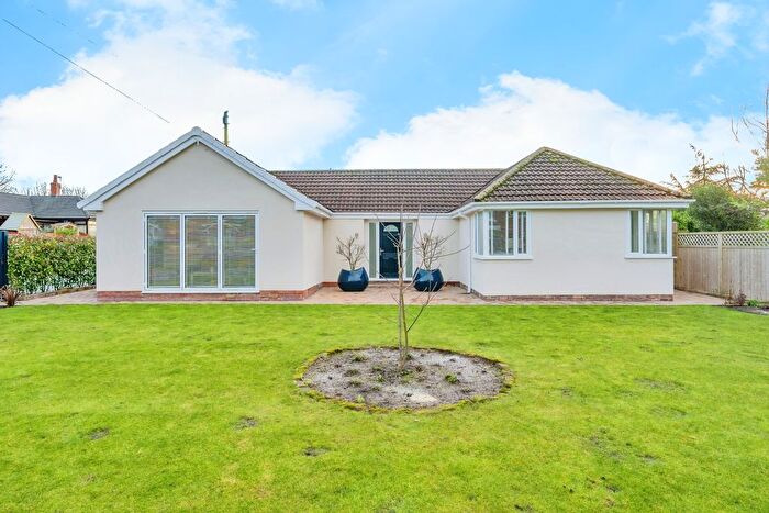 3 Bedroom Bungalow For Sale In Weaste Lane, Thelwall, Warrington, WA4