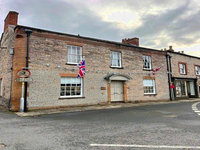 2 Bedroom Flat To Rent In Market Place, Somerton, TA11