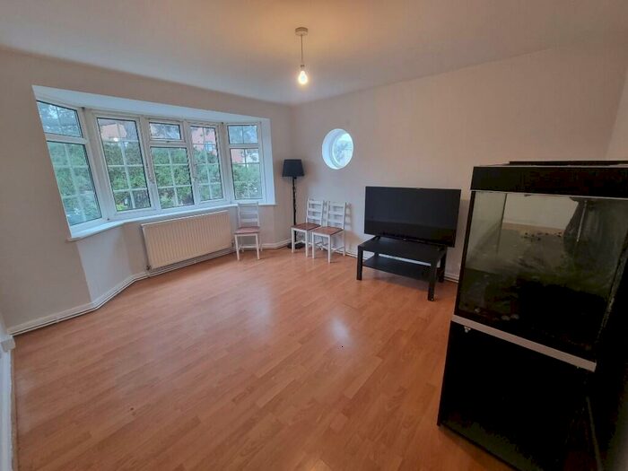 2 Bedroom Flat To Rent In Thicket Road, Sutton, Surrey, SM1
