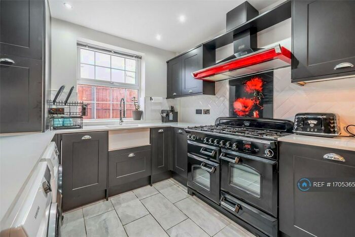 4 Bedroom Semi-Detached House To Rent In Durban Road, Patchway, Bristol, BS34