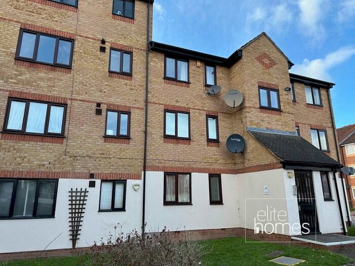 1 Bedroom Flat For Sale In Linwood Crescent, Enfield, EN1