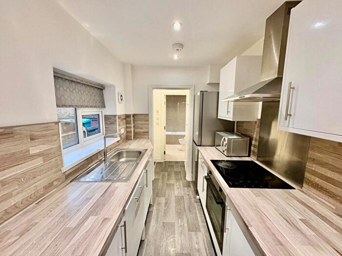 3 Bedroom House To Rent In Grimston Road, NG7