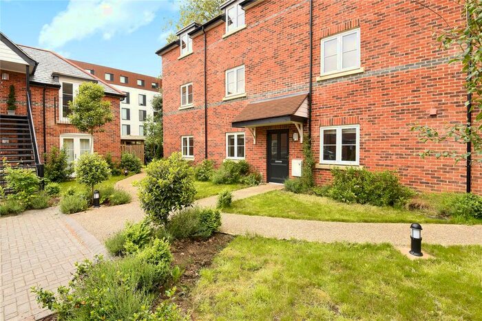 2 Bedroom Maisonette To Rent In Townside Court, Crown Place, Reading, Berkshire, RG1