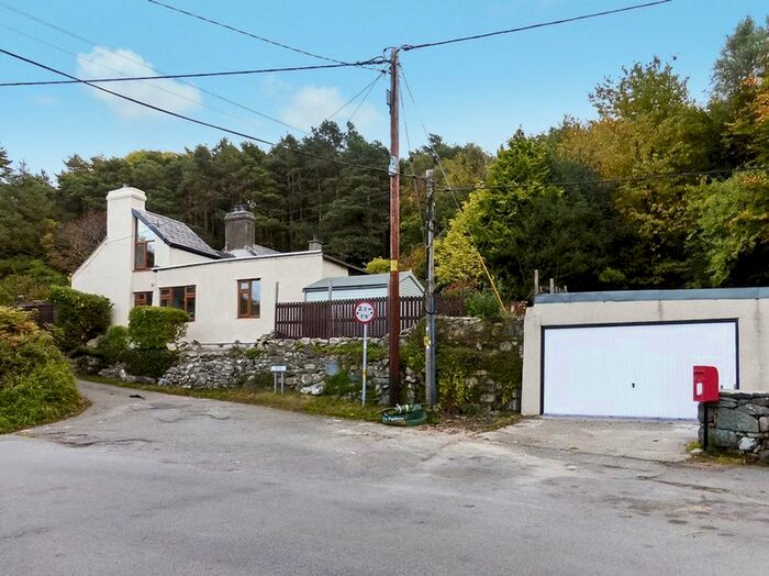 3 Bedroom Semi-Detached House For Sale In Tregarth, Bangor LL57