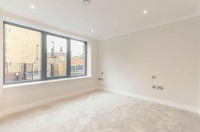 1 Bedroom Flat To Rent In Brentford High Street, Brentford, TW8