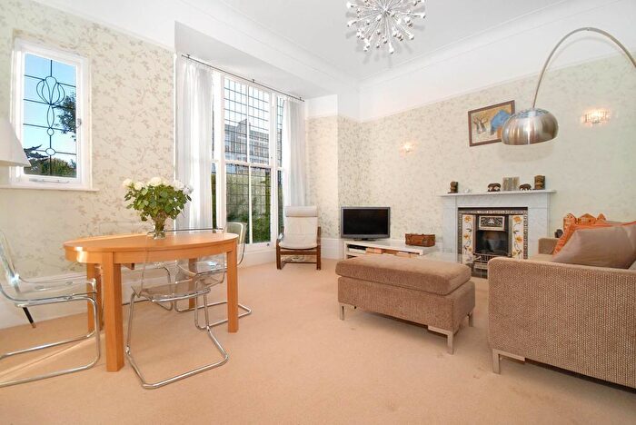 3 Bedroom Flat To Rent In - Haringey Park London, N8