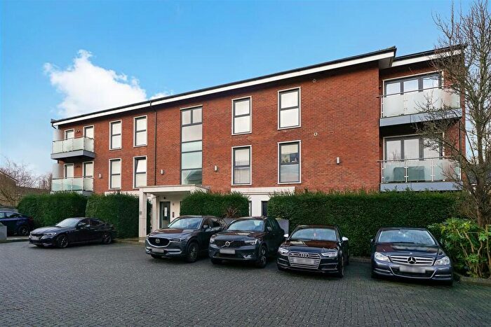 2 Bedroom Apartment For Sale In Bramley Road, London, N14