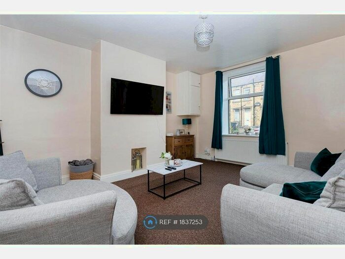 2 Bedroom Terraced House To Rent In College Street, Huddersfield, HD4