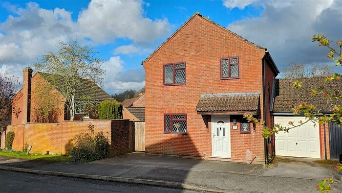 3 Bedroom Link Detached House For Sale In Poveys Mead, Kingsclere, Newbury, Berks, RG20