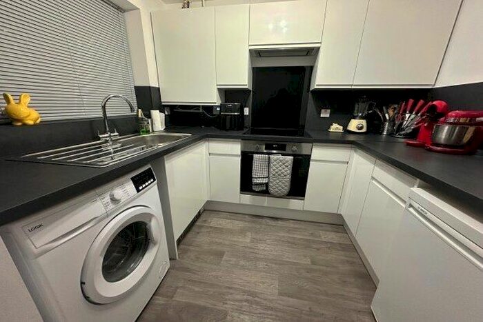 2 Bedroom Property To Rent In Lee Way, Castleford, WF10