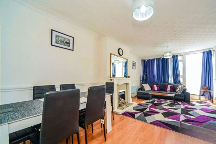 2 Bedroom Maisonette For Sale In Dartford Street, London, SE17