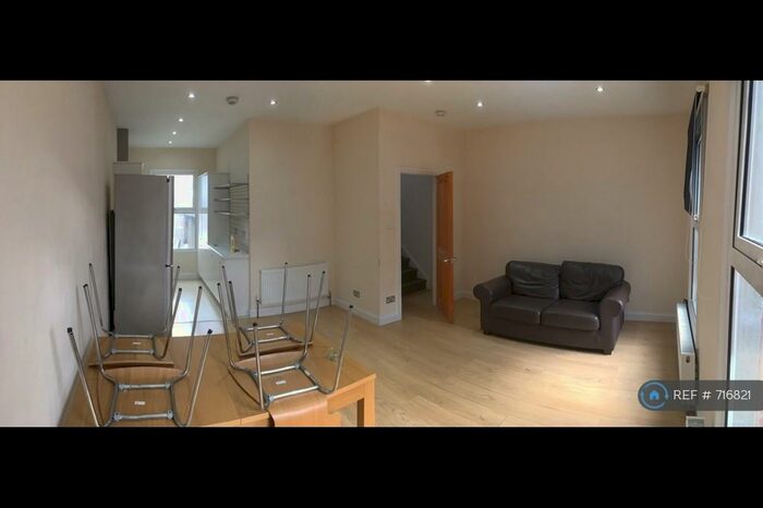 3 Bedroom Flat To Rent In Beck Rd, Hackney, E8