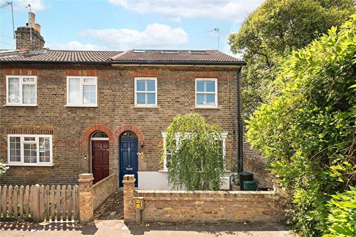 2 Bedroom Detached House For Sale In Alexandra Road, Kew, Surrey, TW9