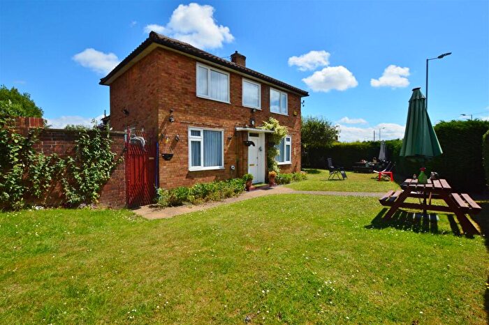 4 Bedroom Link Detached House For Sale In Long Readings Lane, Slough, Slough, SL2