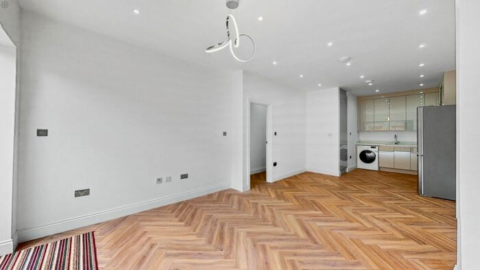 2 Bedroom Flat To Rent In Bradley Gardens, Ealing, W13