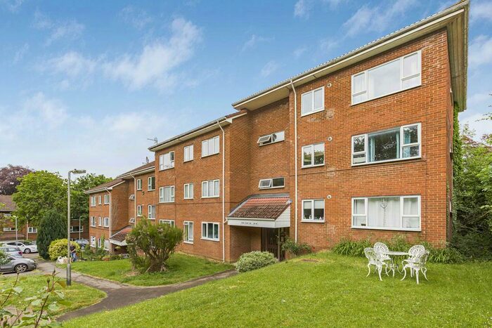 2 Bedroom Flat To Rent In Hillside Road, Harpenden, AL5