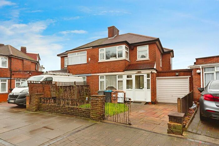 3 Bedroom Semi Detached House For Sale In Beverley Drive, Edgware, HA8
