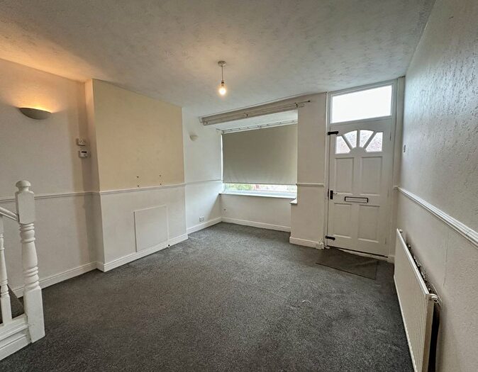 2 Bedroom Town House To Rent In Adwick Lane, Doncaster, DN5