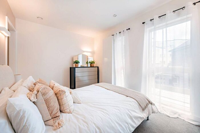 3 Bedroom Flat To Rent In Madeleine Court, North Acton, Acton, W3