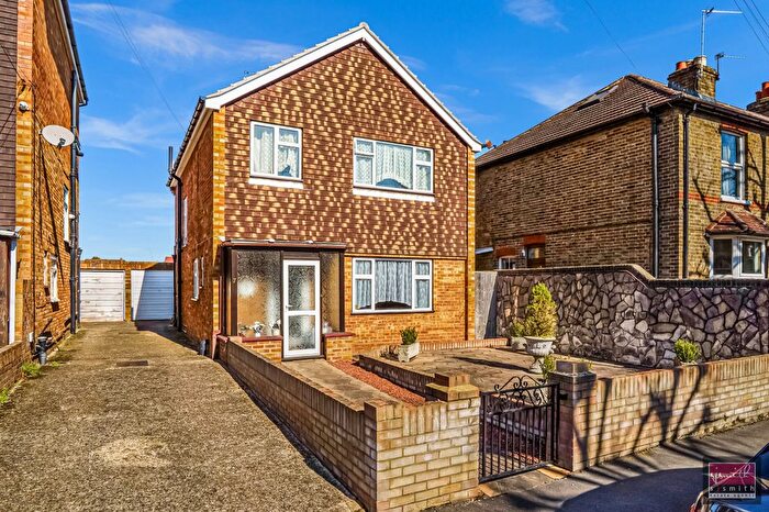 3 Bedroom Detached House For Sale In Guildford Street, Staines-Upon-Thames, TW18