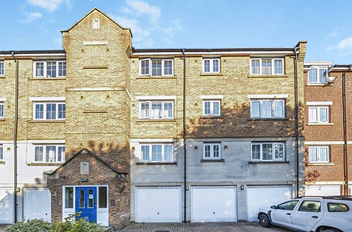 2 Bedroom Apartment For Sale In Luton Road, Dunstable, Bedfordshire, LU5