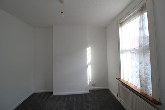2 Bedroom End Of Terrace House To Rent In Edinburgh Road, Chatham, ME4
