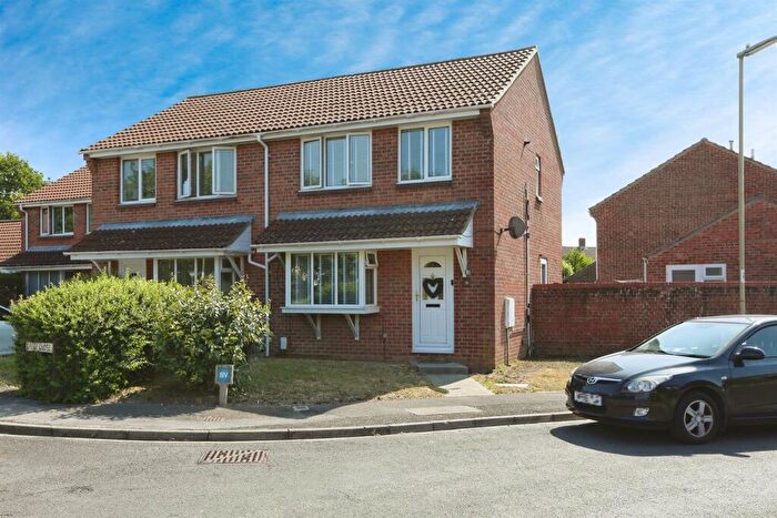 3 Bedroom Semi-Detached House For Sale In Grebe Close, Fareham, PO16