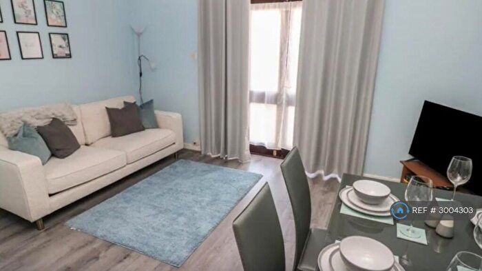 2 Bedroom Flat To Rent In The Clicketts, Tenby, SA70