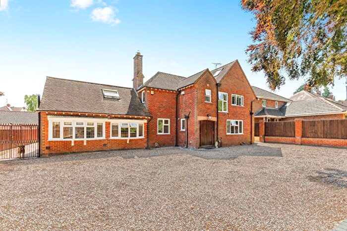 4 Bedroom Detached House For Sale In Wellingborough Road, Rushden, NN10