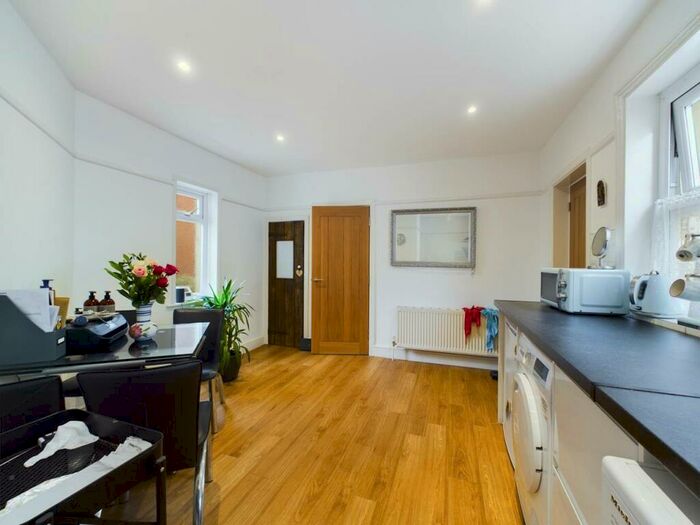 2 Bedroom Flat To Rent In Station Road, Christchurch, Dorset, BH23