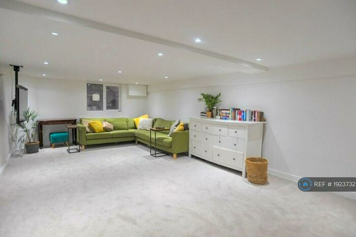 4 Bedroom End Of Terrace House To Rent In Victoria Road, Romford, RM1